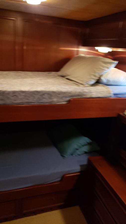 Amazing Boat To Sleep In Barcelona Hotel Sant Adria de Besos Ngoại thất bức ảnh